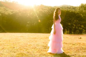Hậu Miss World, Lương Thùy Linh bất ngờ tung bộ ảnh mới trong sắc hồng