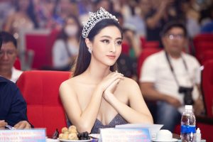 Hoa hậu Lương Thuỳ Linh đội vương miện 3 tỷ đi chấm thi