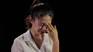 Thí sinh Hoa hậu Việt Nam bật khóc khi chứng kiến bữa cơm với muối của hai bà cháu nghèo khó