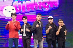 Lê Minh – Anh Tuấn của MTV đứng nhìn Trùng Dương “giành mic” trong Thứ 5 vui nhộn