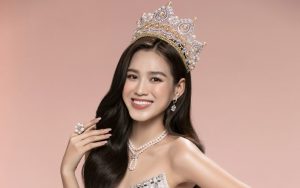 Đỗ Hà mang trang sức hơn 100 triệu đến buổi đấu giá từ thiện của Miss World 2021