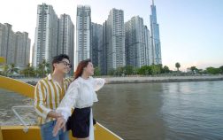 Phan Như Thùy – Quốc Bảo tái hiện cảnh lãng mạn như phim Titanic trên tàu buýt sông Sài Gòn