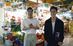 MC Quốc Bảo & diễn viên Duy Khương “thách nhau” mua đồ tại chợ Bến Thành trong Hành trình đất phương Nam