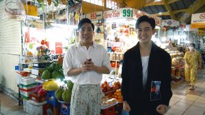 MC Quốc Bảo & diễn viên Duy Khương “thách nhau” mua đồ tại chợ Bến Thành trong Hành trình đất phương Nam