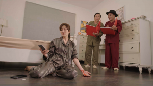 Ca sĩ Ánh Mai (Tăng Huỳnh Như) tìm đến cái chết vì bị đổ tội ăn chặn tiền từ thiện trong phim Xuân ấm tình người