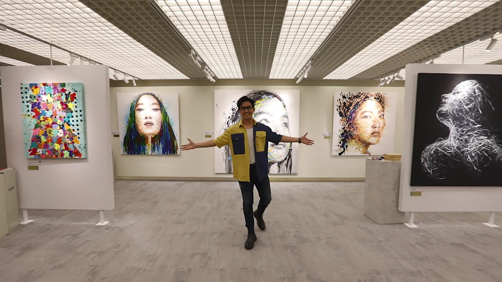 MC Quốc Bảo “catwalk” trong không gian đầy ảnh sáng nghệ thuật