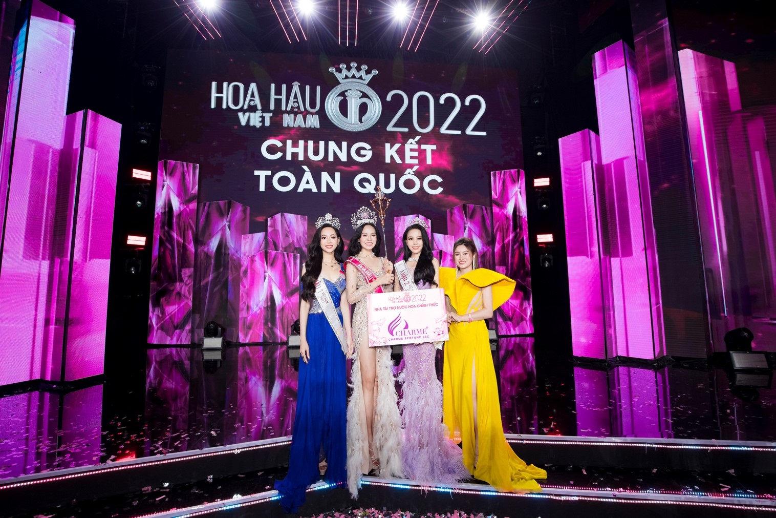 Thạc sĩ Nguyễn Thị Thu Hường trao giải Người Đẹp Thời Trang – Hoa hậu Việt Nam 2022