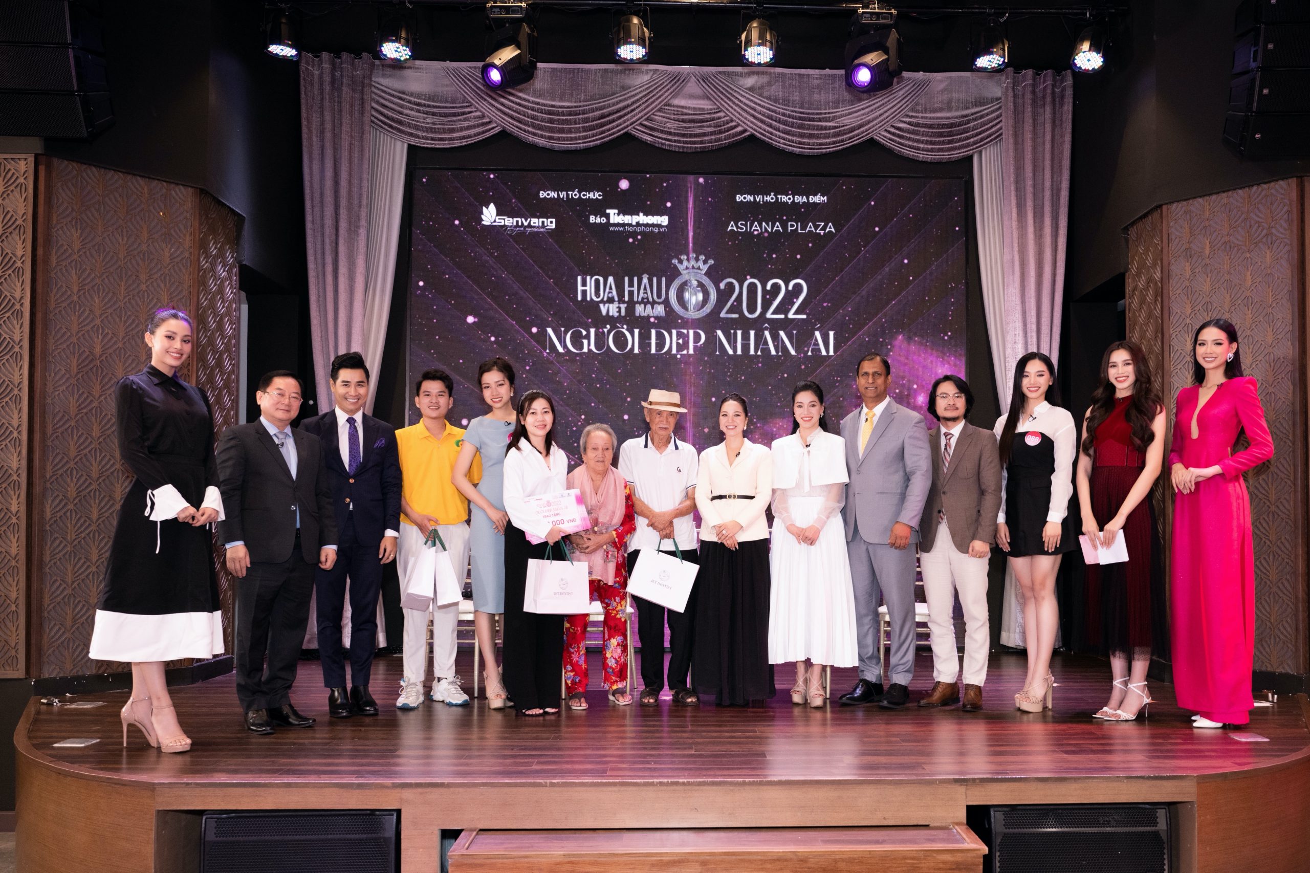Hoa hậu Việt Nam 2022: Cụ già đoàn tụ gia đình nhờ Người đẹp Nhân ái