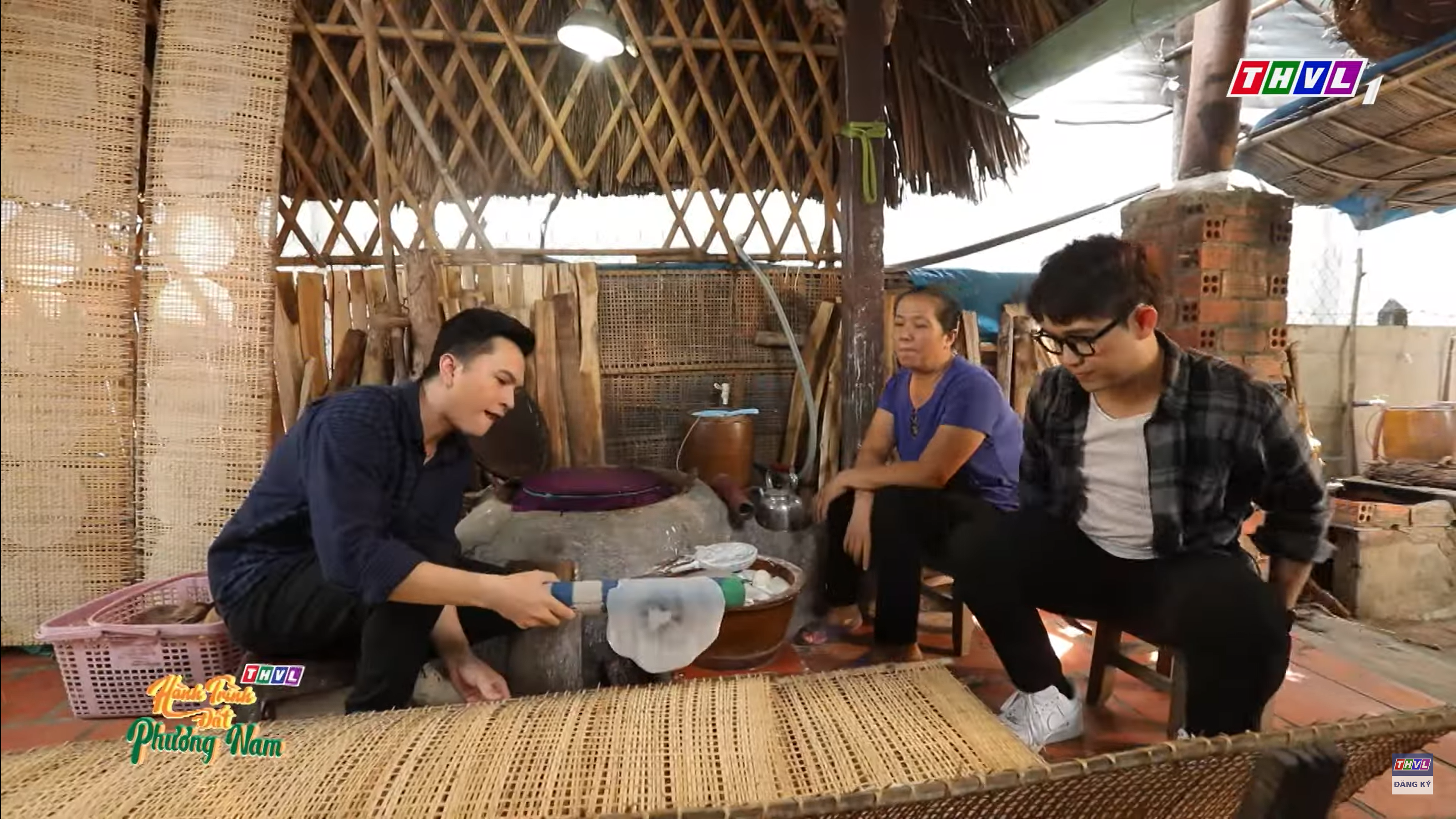 Quốc Bảo và Nam Cường thi đổ bánh tráng tại làng nghề Phú Hòa Đông