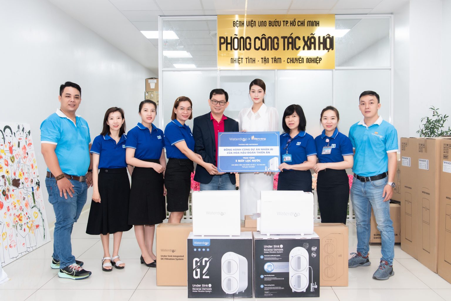 Hoa hậu Đoàn Thiên Ân trao tặng máy lọc nước cho Bệnh viện Ung Bướu Cơ sở 2