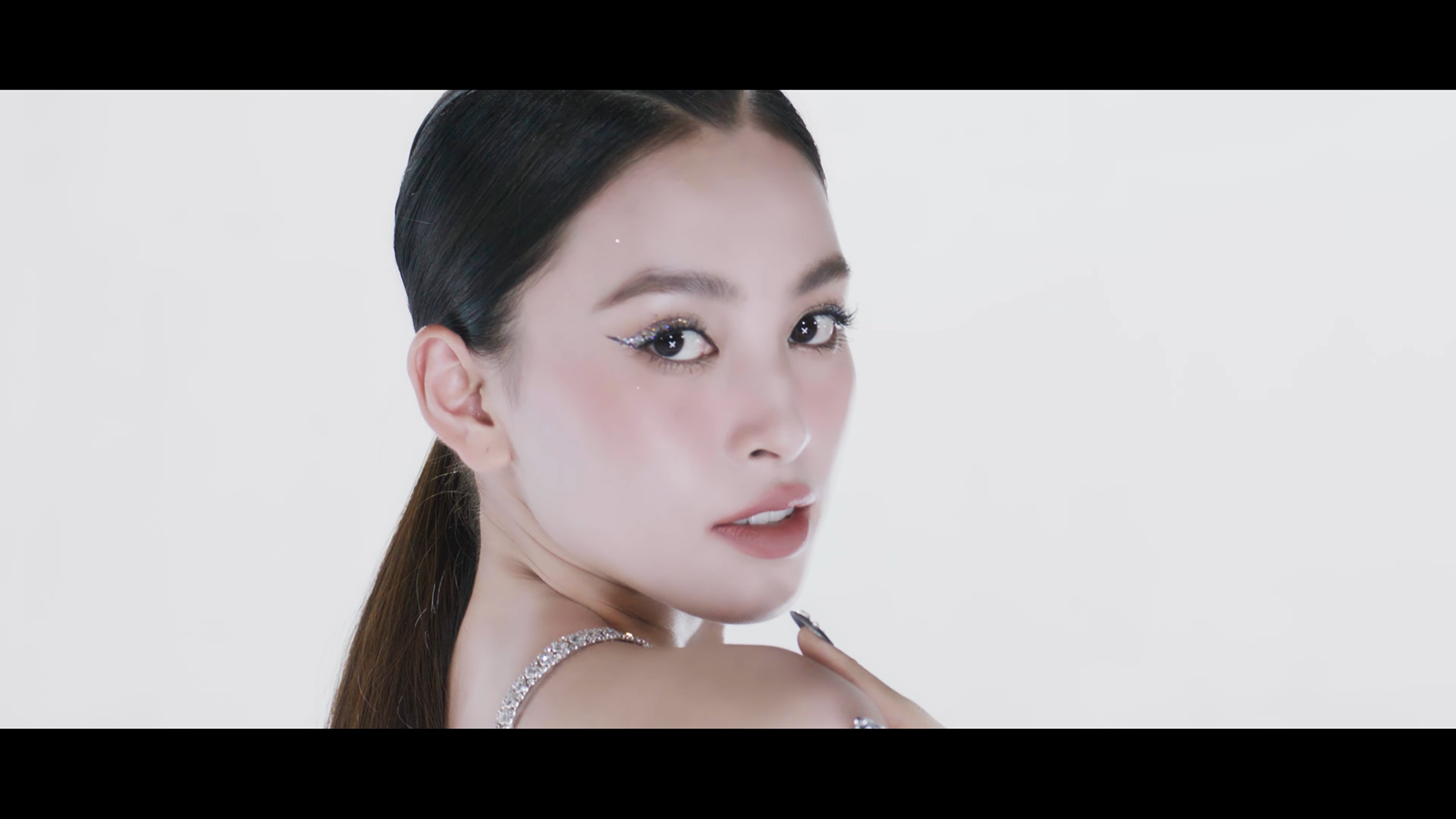 <strong>Hoa hậu Tiểu Vy mới đi hát “chưa dám” solo, kết hợp cùng Mlee trong MV đầu tay</strong>