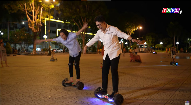Quốc Bảo và Dương Thanh Vàng sẽ có một “cuộc đua” xe thăng bằng với nhau tại quảng trường thành phố Vĩnh Long.