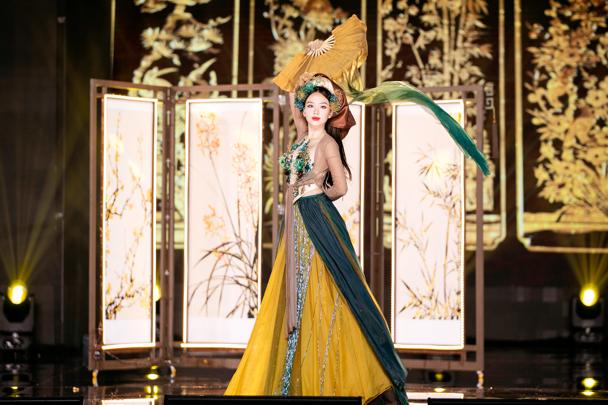 Hoa hậu Mai Phương thể hiện kĩ năng múa đẹp nao lòng khi trình diễn “Mỹ Nữ Tứ Bình” tại National Costume