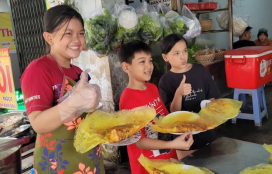 Cô bé 13 tuổi ‘sáng chiều đi học, tối về đổ bánh xèo’ ở Sài Gòn: Làm nhiều thực khách vừa nể, vừa đồng cảm cho hoàn cảnh
