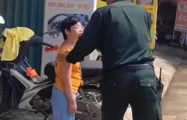 Ấm áp giữa lòng Điện Biên: chiến sĩ cảnh sát tặng còi cho em bé khuyết tật