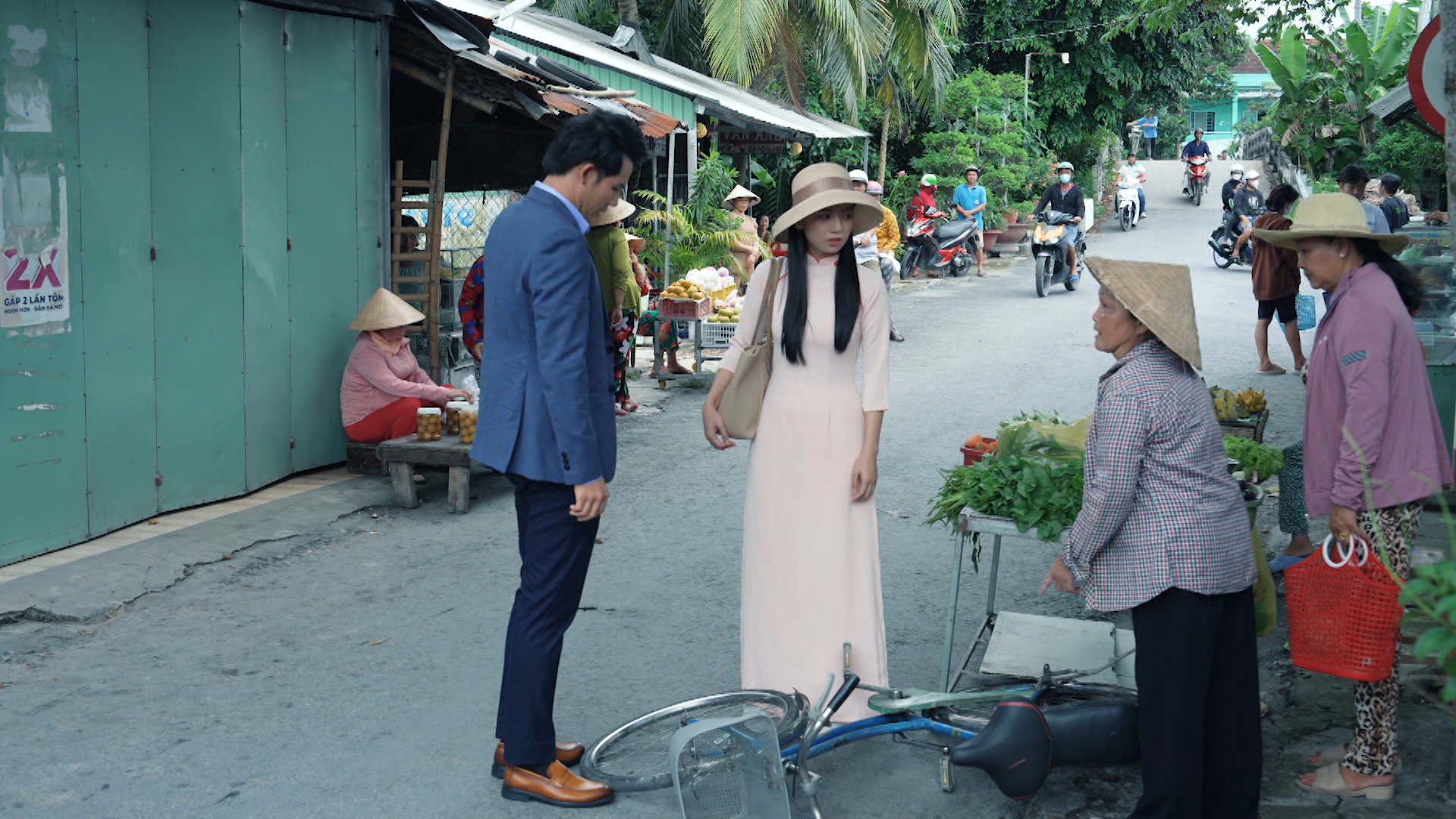 Bảo và Quyên gặp lại nhau sau bao năm xa cách, nhưng cả hai không nhận ra nhau